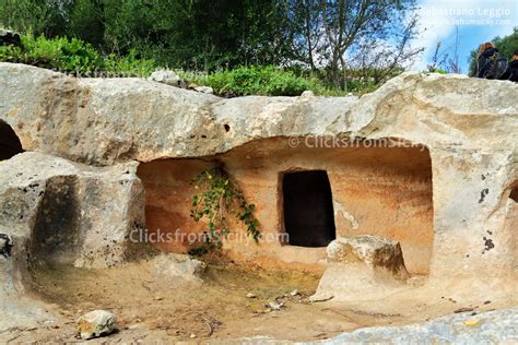 hermes recapiti ispica|Cava d'Ispica: la necropoli di Calicantone e il castello sicano.